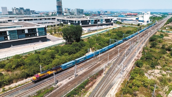 Une nouvelle route rail-mer amène des spécialités du Sichuan en Afrique avec plus de fra?cheur et de rapidité                    Un couloir de transport multimodal nouvellement ouvert fournit désormais une solution logistique rentable aux spécialités culinaires de la province du Sichuan (sud-ouest de la Chine), notamment les bases de bouillon pour la célèbre fondue, les mélanges d'épices pour l'emblématique Mapo Tofu et les snacks de tous les jours aux saveurs du Sichuan, ...